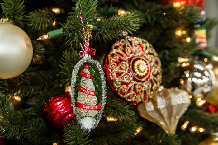 Flocked christmas tree decoration ideas